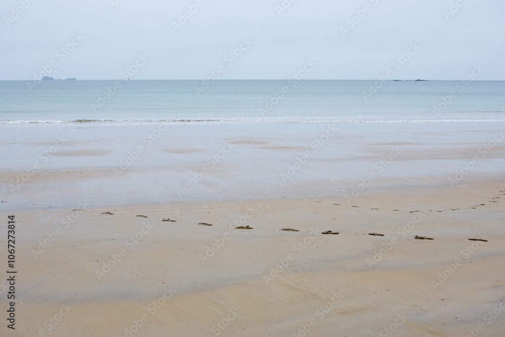 Plage et traces de pas à Saint-Malo Plage et traces de pas à Saint-Malo
