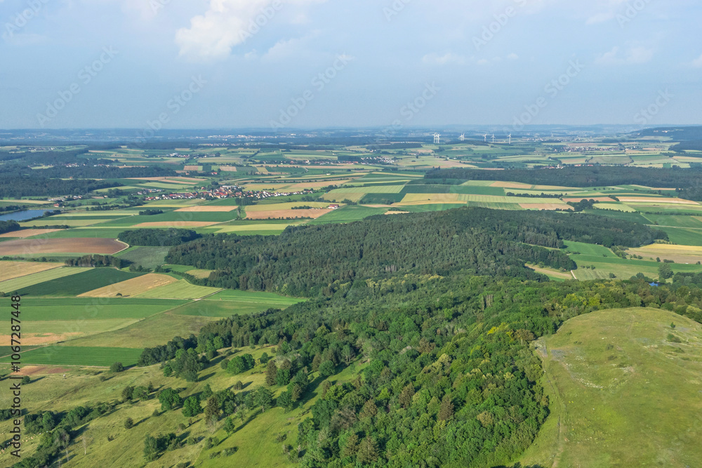 Fototapeta premium Sommerlicher Ausblick vom Hesselberg in Mittelfranken