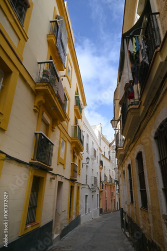 Rue étroite de la ville de Cadix bordée d'immeuble à l'architecture typique de l'Andalousie