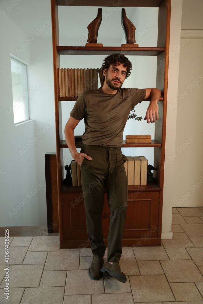 Transformando Estilos Modelo Fotográfico Masculino em Poses Dinâmicas e Roupas Que Marcam Tendência. Transformando Estilos Modelo Fotográfico Masculino em Poses Dinâmicas e Roupas Que Marcam Tendência.