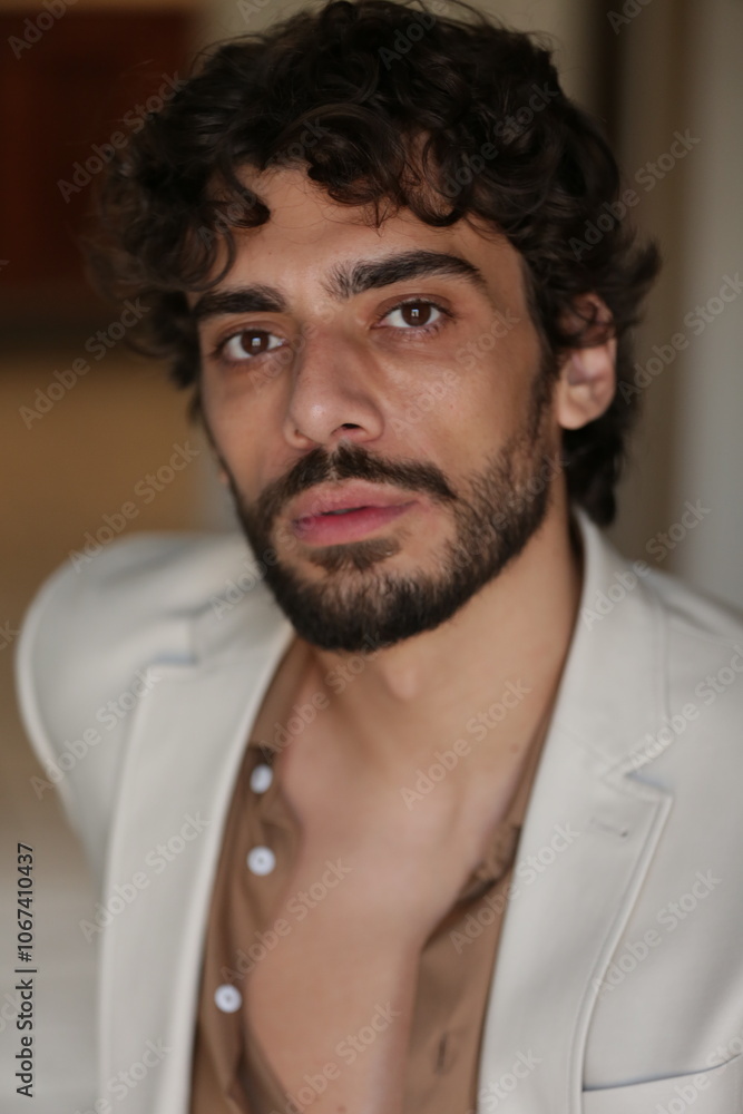 Transformando Estilos Modelo Fotográfico Masculino em Poses Dinâmicas e Roupas Que Marcam Tendência. Transformando Estilos Modelo Fotográfico Masculino em Poses Dinâmicas e Roupas Que Marcam Tendência.