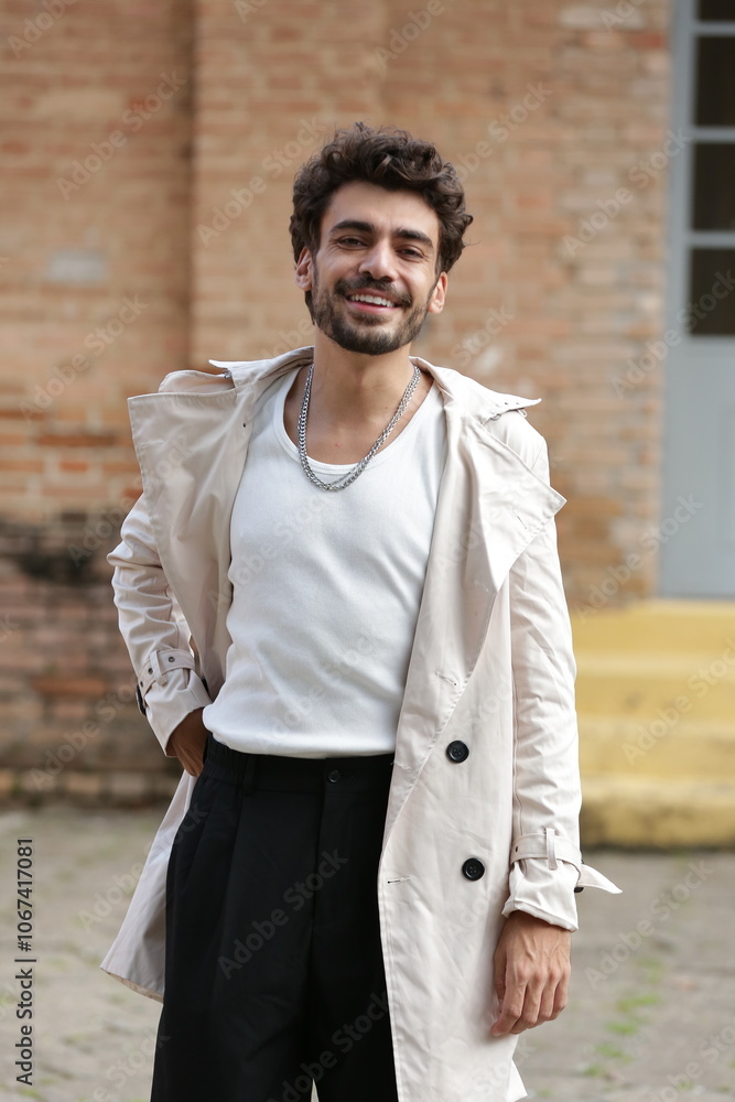 Transformando Estilos Modelo Fotográfico Masculino em Poses Dinâmicas e Roupas Que Marcam Tendência. Transformando Estilos Modelo Fotográfico Masculino em Poses Dinâmicas e Roupas Que Marcam Tendência.
