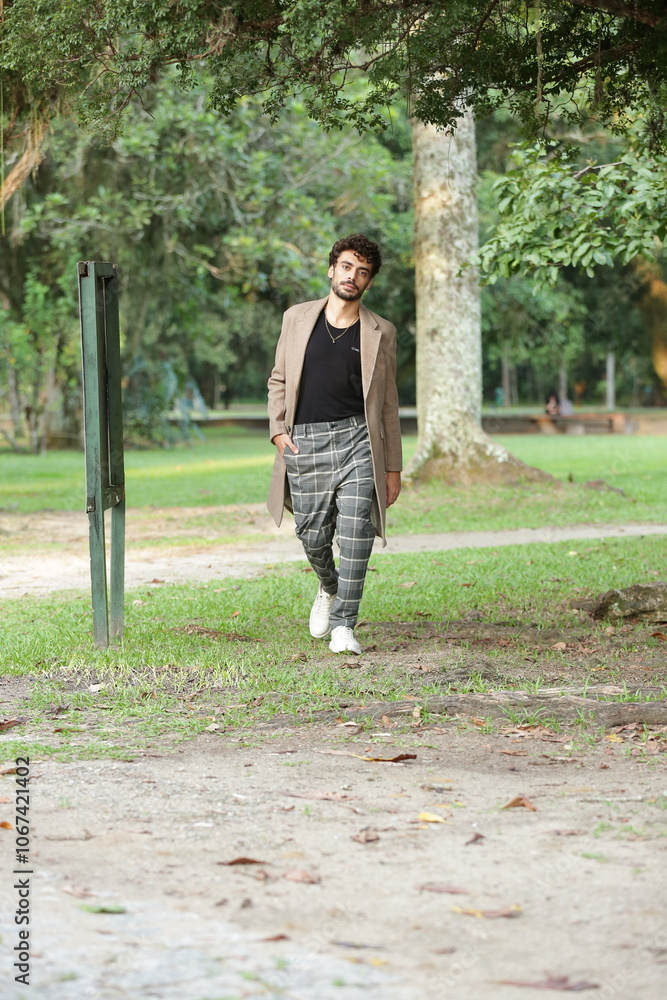 Transformando Estilos Modelo Fotográfico Masculino em Poses Dinâmicas e Roupas Que Marcam Tendência. Transformando Estilos Modelo Fotográfico Masculino em Poses Dinâmicas e Roupas Que Marcam Tendência.
