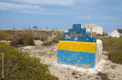 Cimetière des marins, Ile Nosy Satrana, Madagascar photo