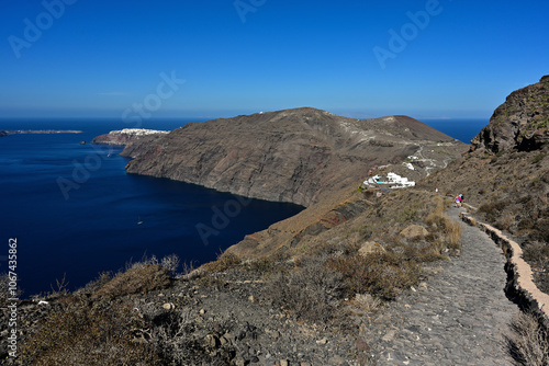 Ein Wanderweg führt entlang der Caldera der Griechischen Insel Santorin in Richtung der Stadt Oia. Der Caldera Wanderweg von Fira nach Oia ist der beliebteste Wanderweg auf der Insel.