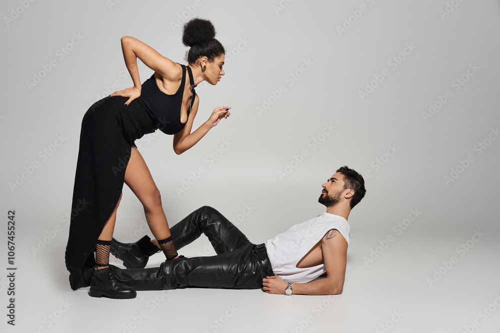 Obraz premium A loving couple shares a playful moment, highlighting their chemistry and confidence together.