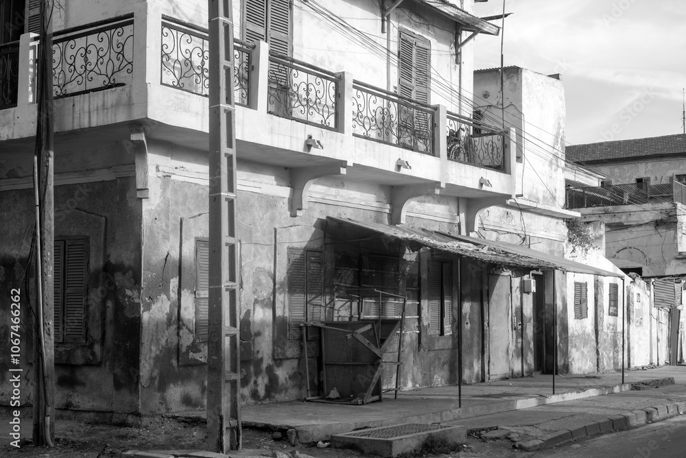 Fototapeta premium Ancien bâtiment colonial en ruine dans la vieille ville de Saint Louis au Sénégal en Afrique