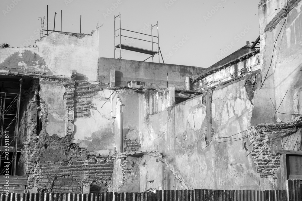 Fototapeta premium Ancien bâtiment dans la vieille ville de Saint Louis du Sénégal en Afrique de l'ouest