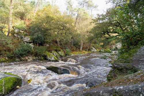 Au cœur de Guilligomarc’h, les Roches du Diable forment un site légendaire, où les eaux tumultueuses et les blocs de granit créent un paysage à couper le souffle. photo