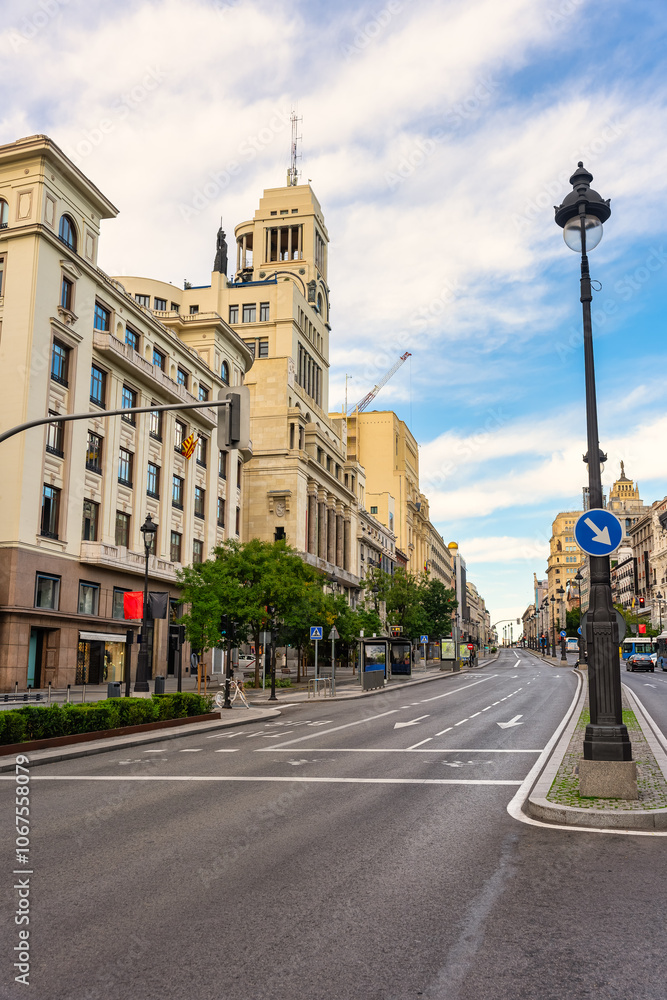 Obraz premium Calle de alcala in Madrid at the fork with Gran Via in the center, Spain.