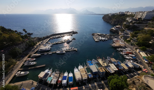 Foto Antalya Yivli Minaret, marina, sunset in the Mediterranean, Taurus Mountains, An