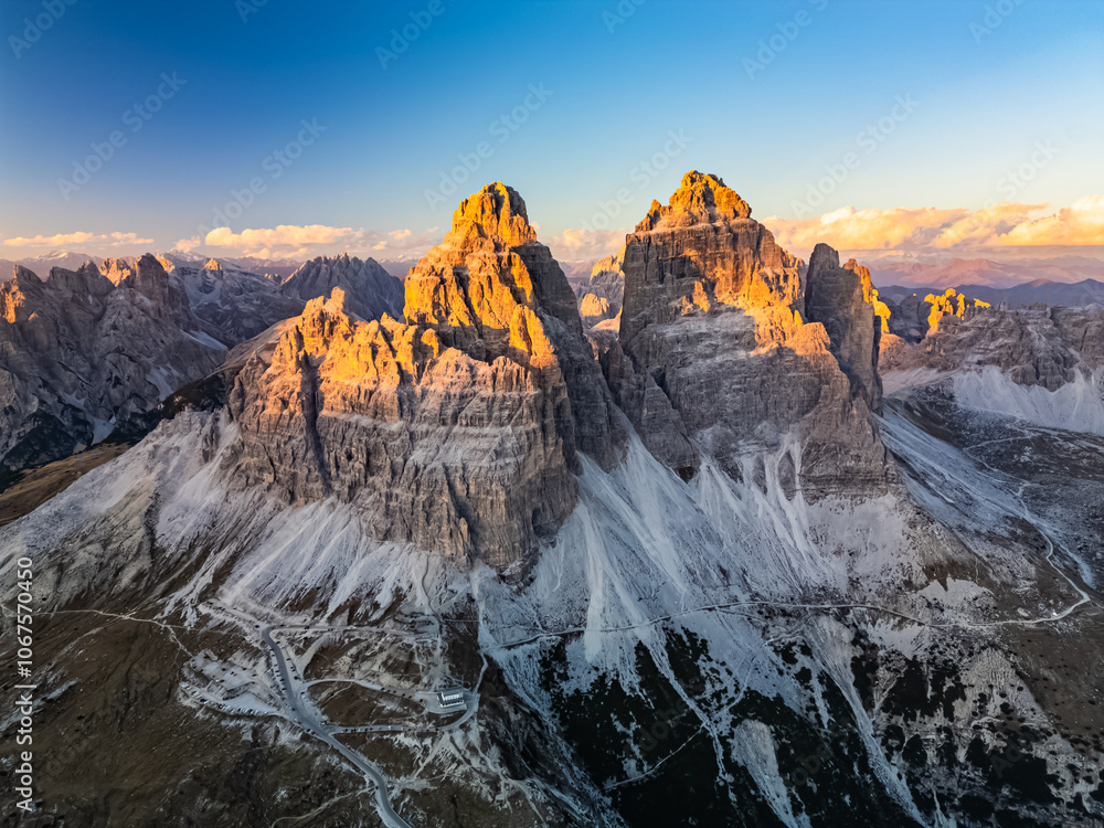 Naklejka premium Tre Cime - Drei Zinnen - Dolomites - Dolomiten - Südtirol - Autumn - Herbst - Sonnenuntergang - Sunset