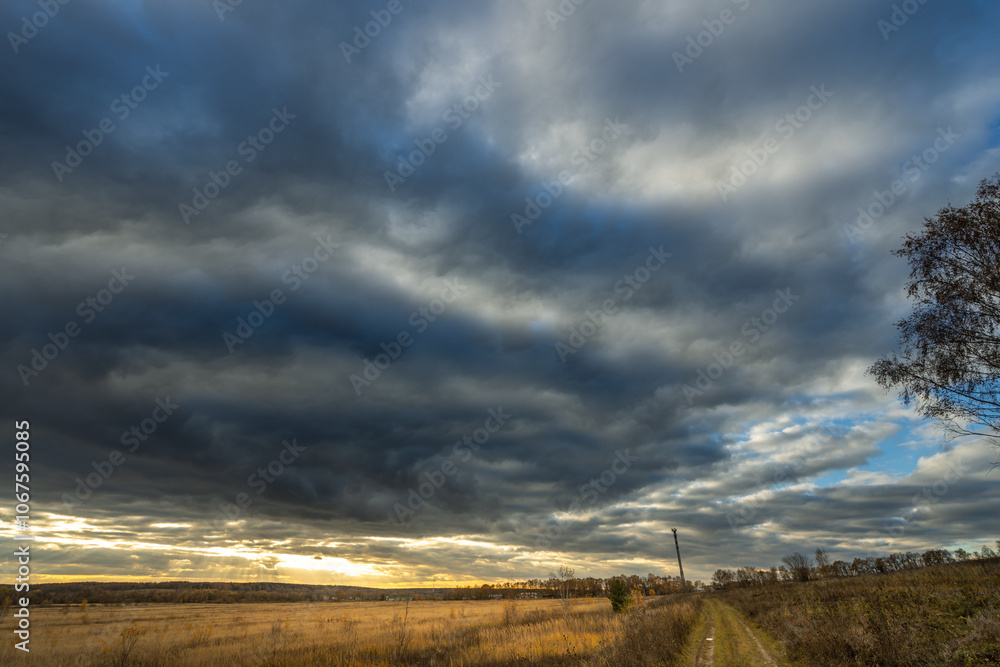 Fototapeta premium A cloudy sky with a sun in the background