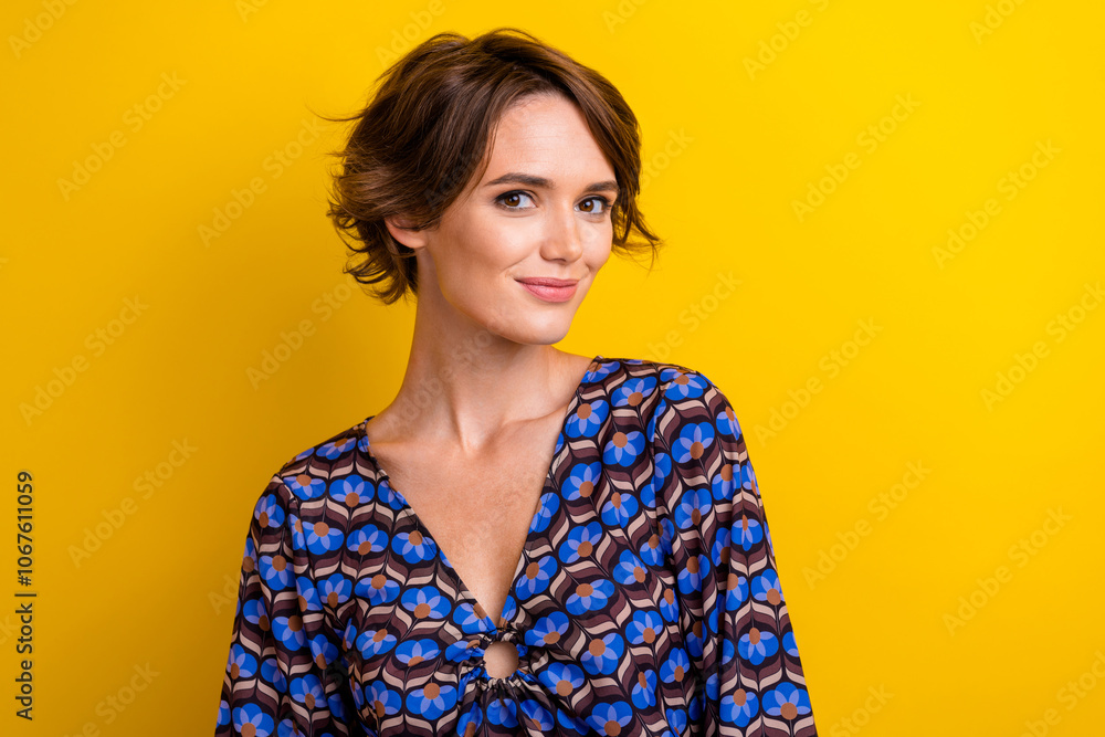 Φωτογραφία Closeup photo portrait of young girl wearing stylish retro print blouse cute gor