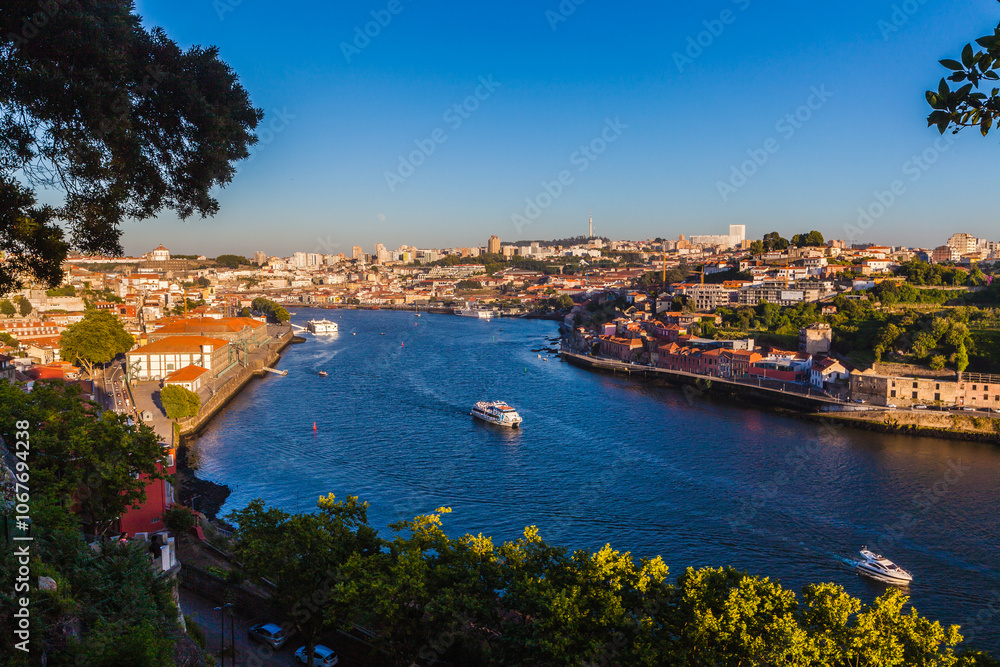 Fototapeta premium ecture lining the riverside