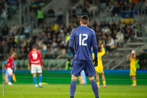 Obraz na płótnie goalkeeper's back during soccer match w salonie