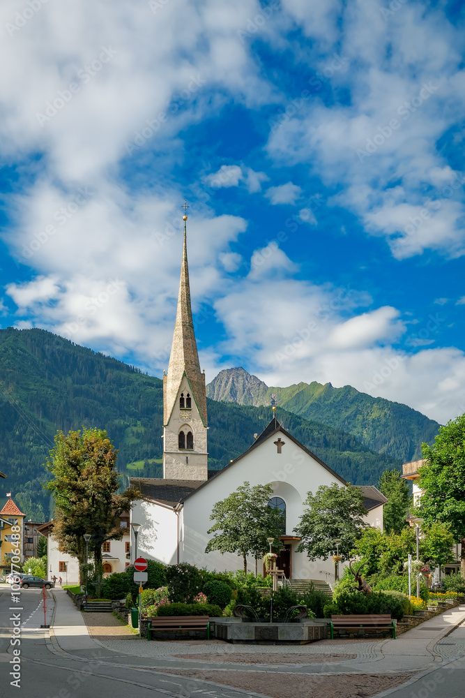 Moderner Neubau vor gotischem Kirchturm: die denkmalgeschützte Pfarrkirche Moderner Neubau vor gotischem Kirchturm: die denkmalgeschützte Pfarrkirche