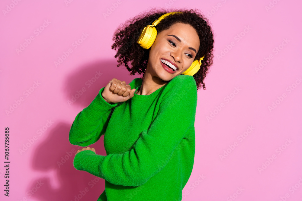 Photo portrait of pretty young girl earphones dance enjoy disco wear trendy green outfit isolated on pink color background Photo portrait of pretty young girl earphones dance enjoy disco wear trendy green outfit isolated on pink color background