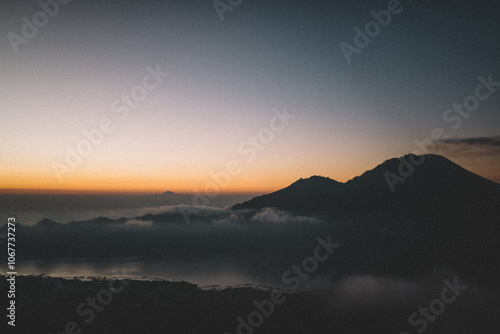 Majestätische Vulkanlandschaft von Mount Batur in Indonesien im Morgenlicht