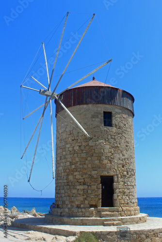 Grèce, île de Rhodes, les moulins sur le port  photo