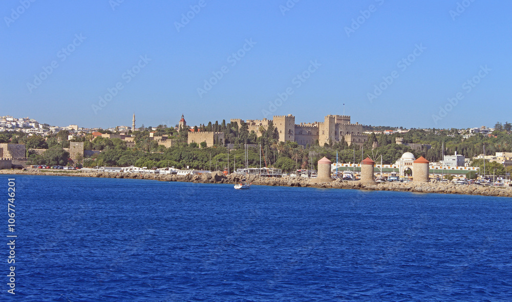 Grèce, île de Rhodes la vieille ville vue de la mer Grèce, île de Rhodes la vieille ville vue de la mer