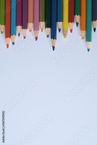 Coloring pencils in all the colours of the rainbow.