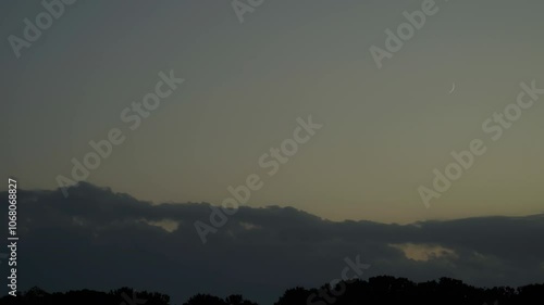 夕暮れの西の空に浮かぶ三日月 巣へと帰る鳥や虫の声, ProRes, 2倍速 photo