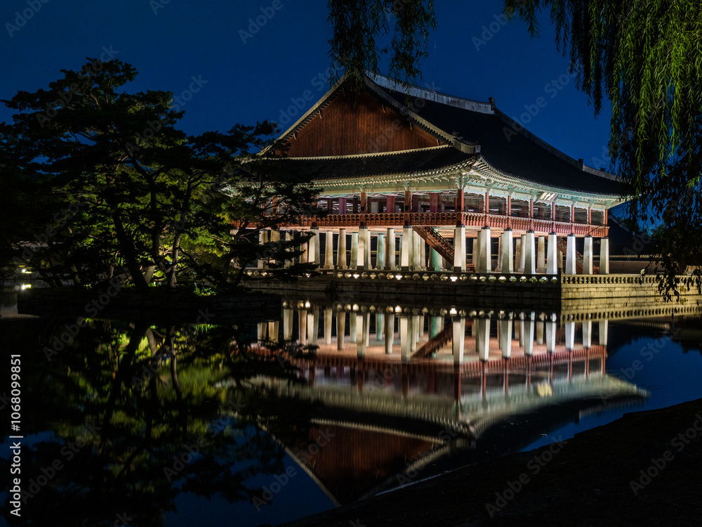 Fototapeta premium Seoul, South Korea - October.25.2024: The night cityscape of Gyeonghoeru Pavilion in the Gyeongbokgung Palace