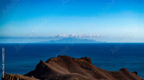 Magnifique photo de l'ile de UA POU à l'horizon prise de l'ile de NUKU HIVA dans l'archipel des marquises en polynésie francaise photo