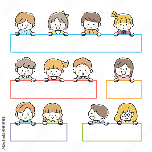 メッセージボードを持っている子供たち