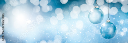 Blauer unscharfer Weihnachtshintergrund mit Weihanchtskugeln