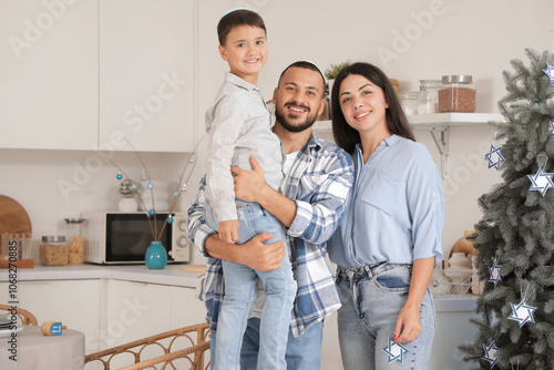 Happy jewish family celebra...