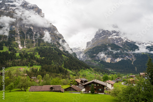 Foto Grindelwald village located in Switzerland’s Bernese Alps, Eiger Mountain, Glets