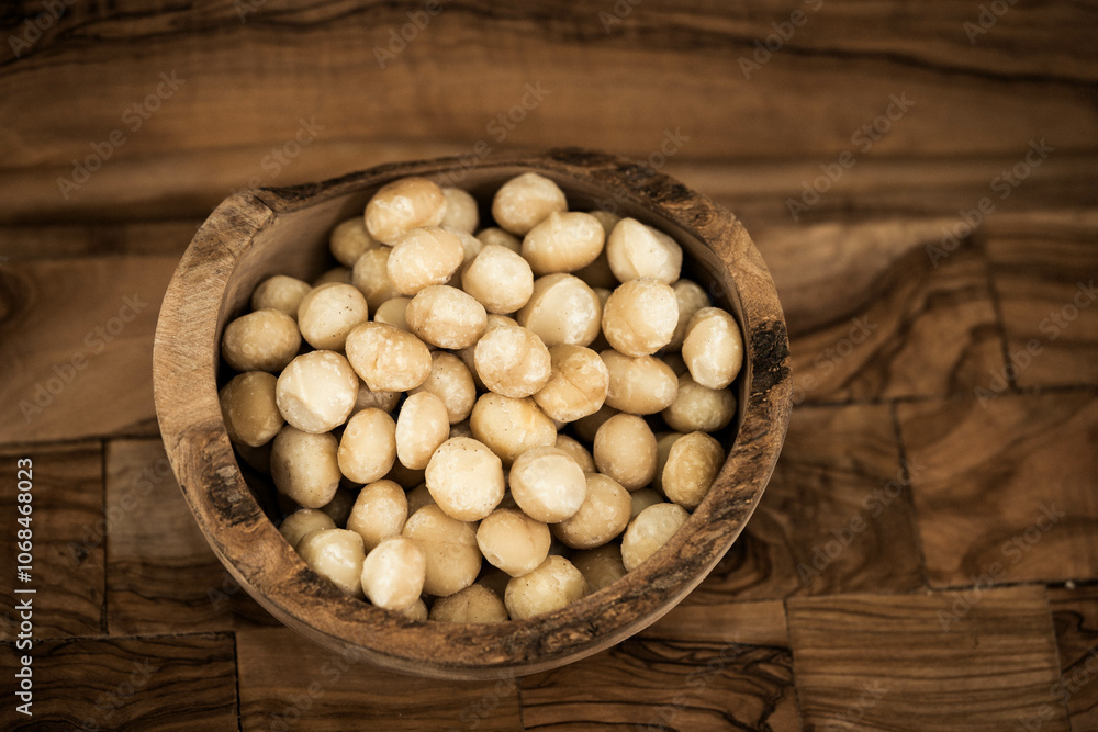 Macadamia Nüsse Macadamia integrifolia auf Olivenholz Macadamia Nüsse Macadamia integrifolia auf Olivenholz