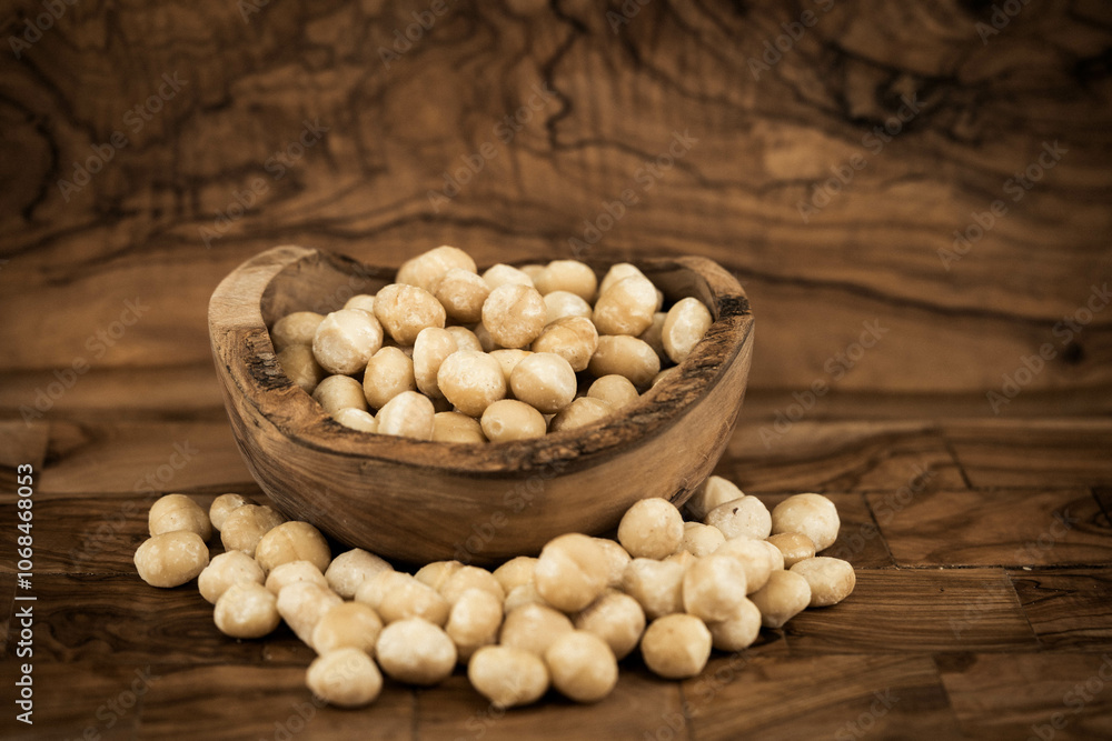 Macadamia Nüsse Macadamia integrifolia auf Olivenholz Macadamia Nüsse Macadamia integrifolia auf Olivenholz