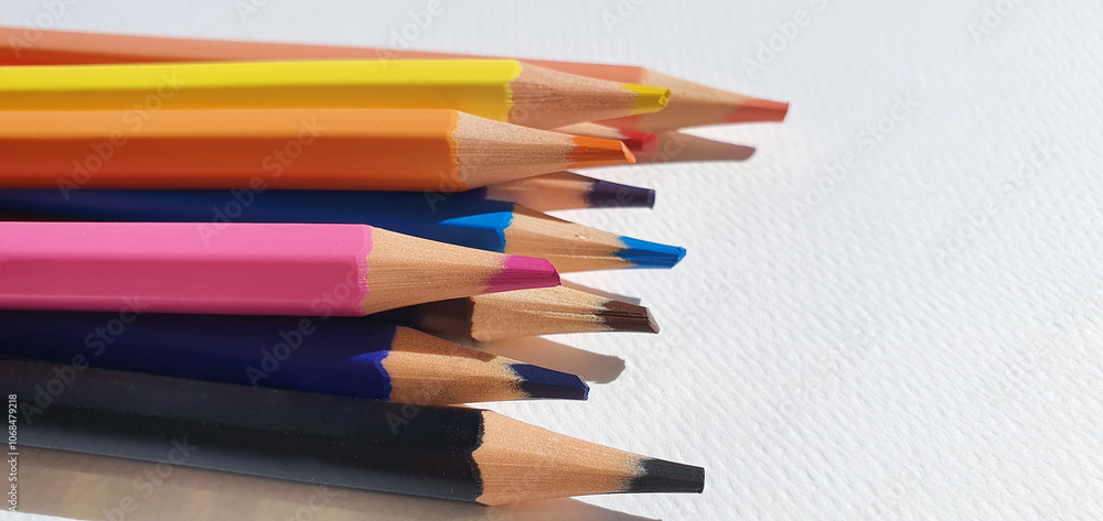 A set of colored pencils isolated on white background. Drawing pencils. A set of colored pencils for school. Bright palette of colors. Pencils in a pencil case. A set of colored pencils isolated on white background. Drawing pencils. A set of colored pencils for school. Bright palette of colors. Pencils in a pencil case.