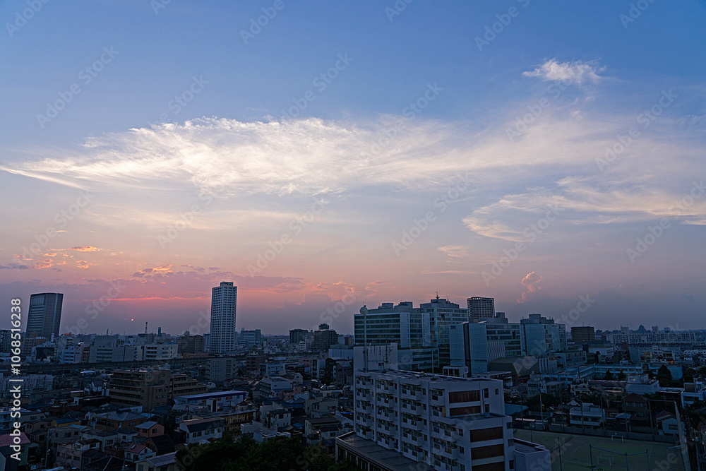 Fototapeta premium 夏の夕焼けと暮れる街