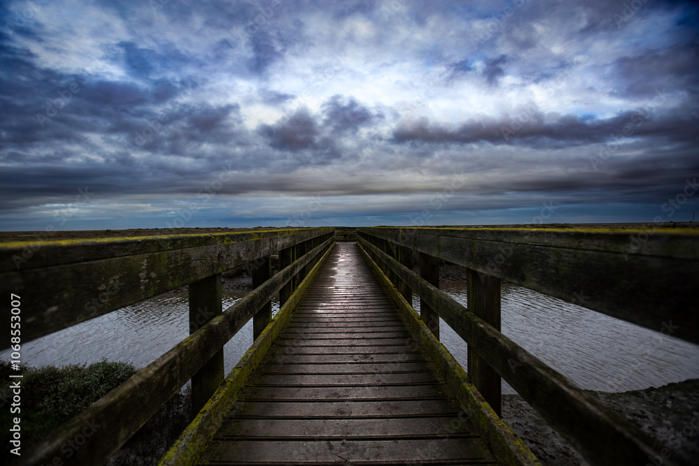 Obraz premium wooden bridge over water