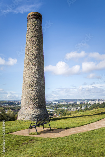 Fotografía A chimney from disused copper smelting industry stands on Troopers Hill in the S