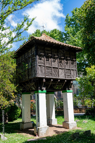 Palomar en forma de hórreo en el Parque de la Alameda de Cervantes La Dehesa Soria, España