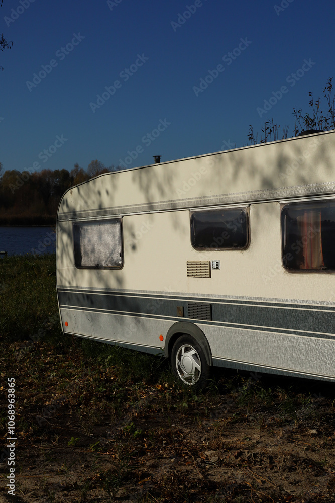 Naklejka premium an abandoned van on the river bank
