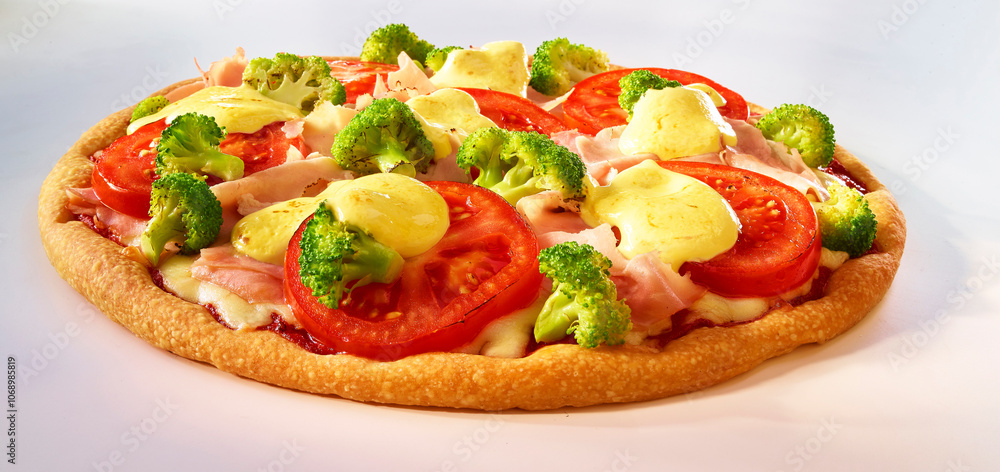 Pizza, Tomaten, Brokkoli, Schinken, sauce hollandaise, Pizza, Tomaten, Brokkoli, Schinken, sauce hollandaise,