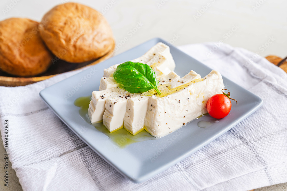 チーズ豆腐のオリーブオイルがけとライ麦パン チーズ豆腐のオリーブオイルがけとライ麦パン
