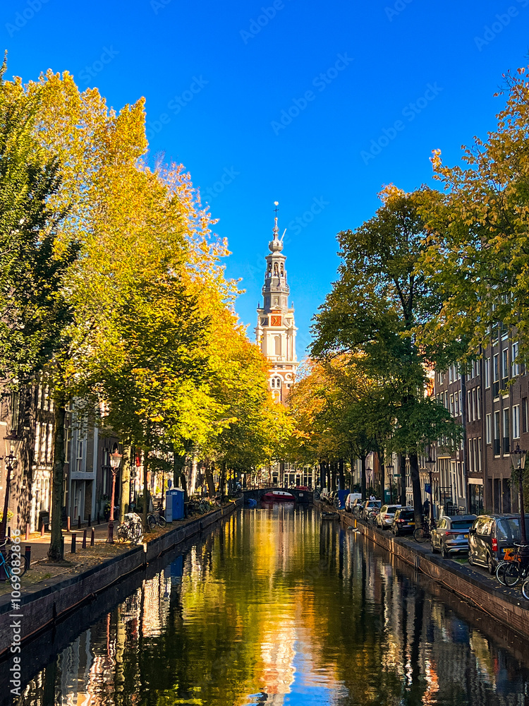 Naklejka premium city canal in autumn