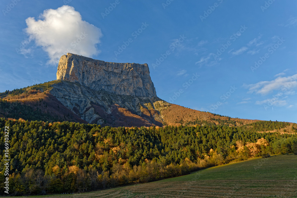 Φωτογραφία Mont Aiguille (2,087 m), in the Vercors Massif of the French Prealps, known as one of the Seven Wonders of Dauphiné, is a flat limestone mesa surrounded by steep cliffs