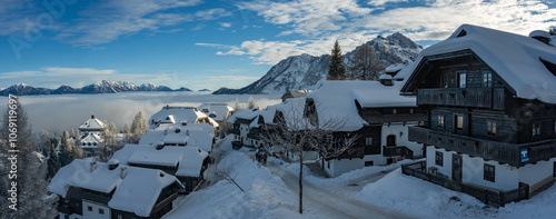 Alpendorf im Gebirge im Winter über den Wolken, Panorama, Kärnten, Österreich