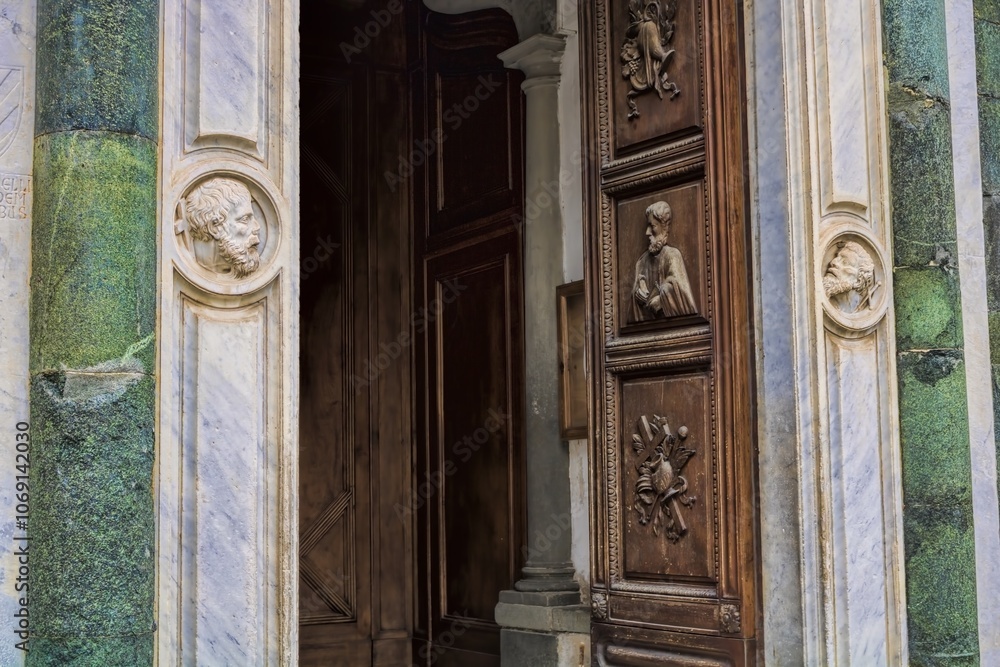 empoli, italien - fassade mit kirchenportal von sant andrea