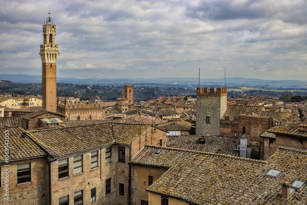 siena, italien - dächermeer der altstadt mit campanile vom palazzo pubblico