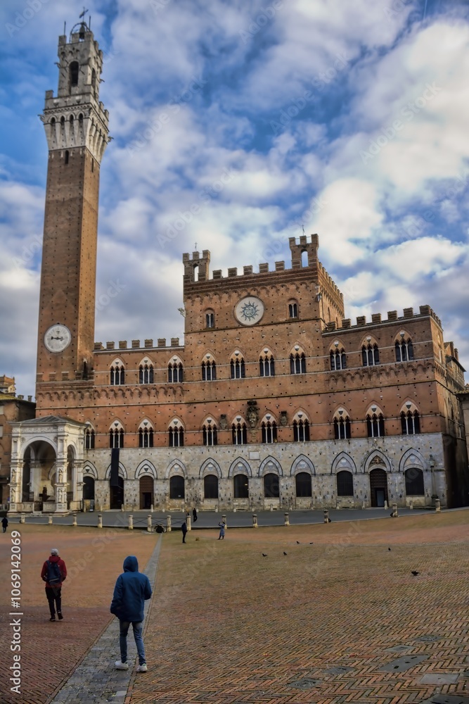 siena, italien - palazzo pubblico an der piazza del campo