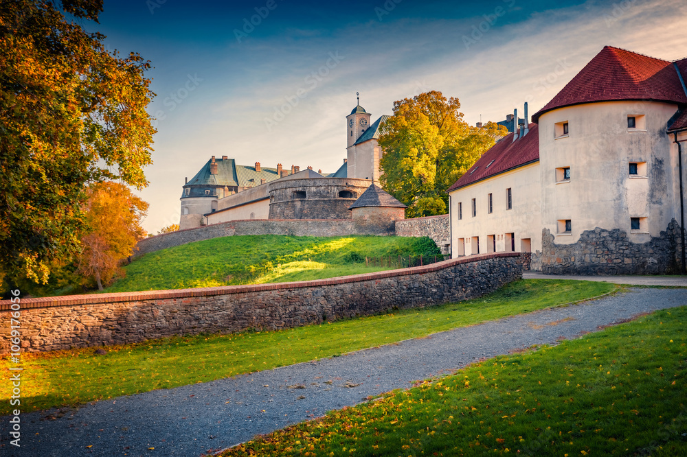 Naklejka premium Majestic autumn voew of Red Stone Castle (Cerveny Kamen Castle). Amazing evening cityscape of Píla village, Slovakia, Europe. Traveling concept background..